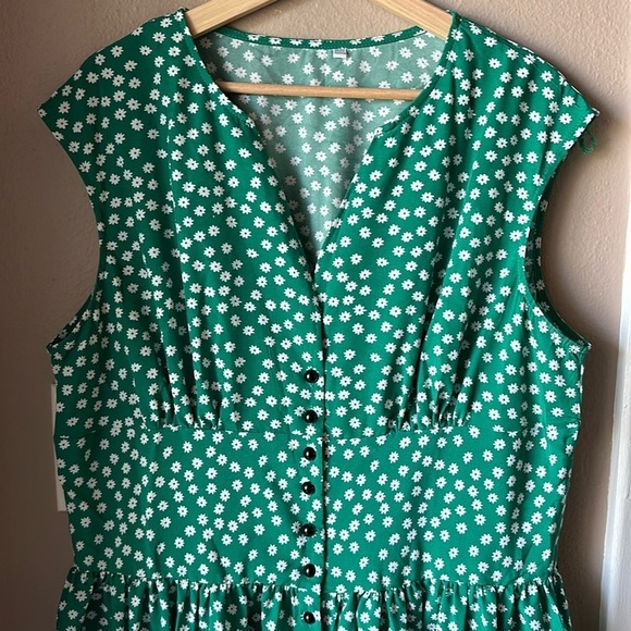Plus Size Green Floral Dress - Picture 1 of 9